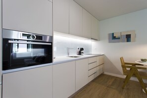 Fridge, microwave, oven, stovetop - Amazing 1 Bedroom Apartment, 4 min Walk From Douro River & Beach in Foz Area (Porto)