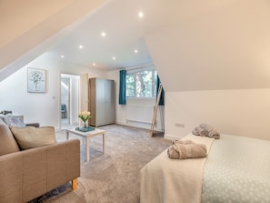 5 chambres, lit parapluie, Wi-Fi, draps fournis