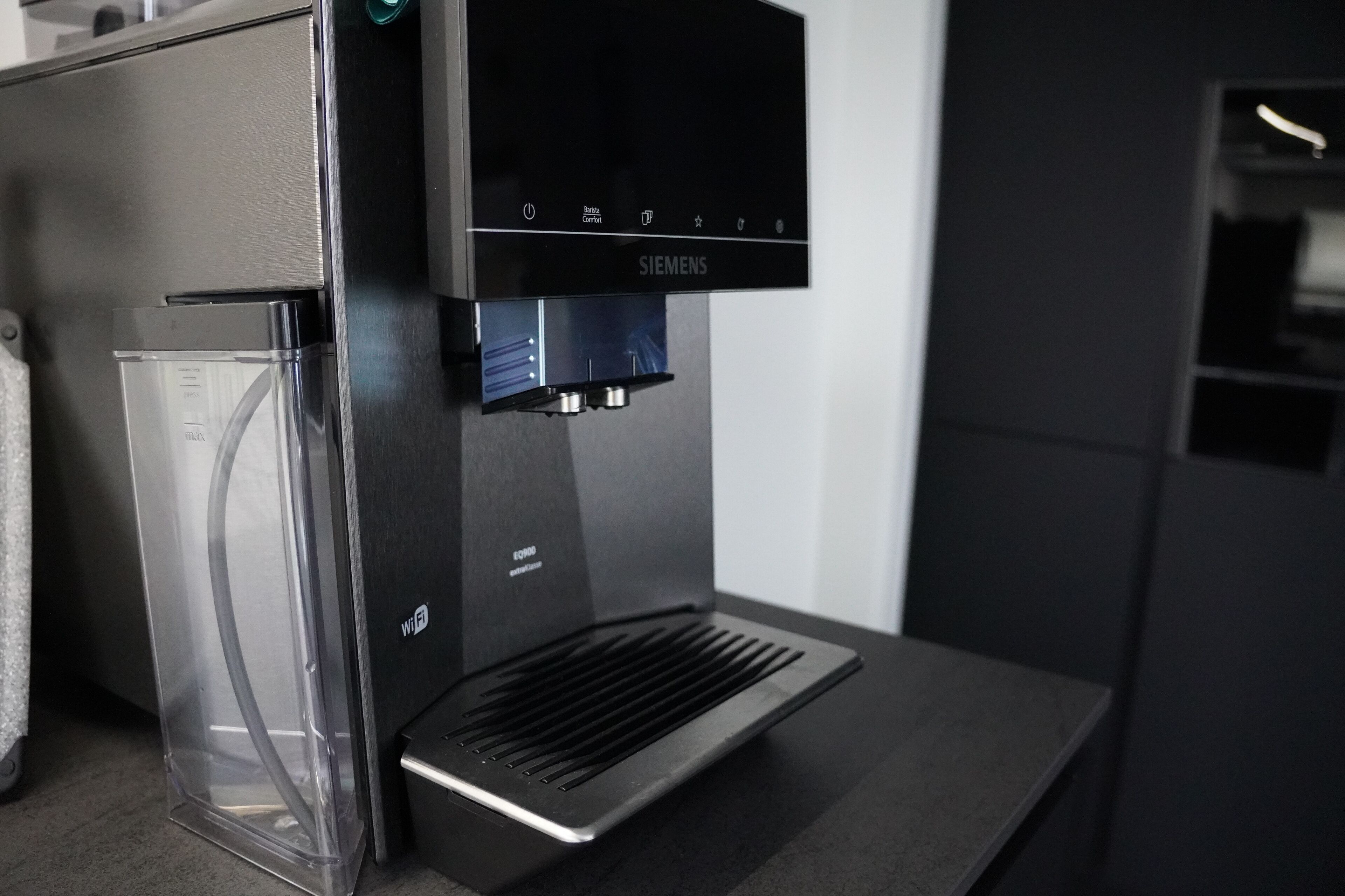 Une machine à café Siemens dotée d’un réservoir d’eau transparent et d’un symbole Wi-Fi.