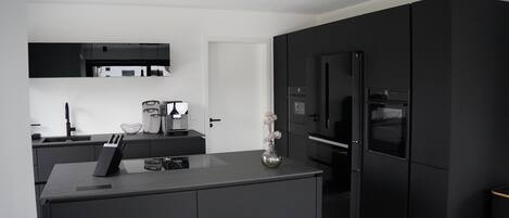 Micro-ondes, four, plaque de cuisson, lave-vaisselle