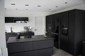 Microwave, oven, stovetop, dishwasher - Ferienhaus in Lüneburg (Westergellersen)
