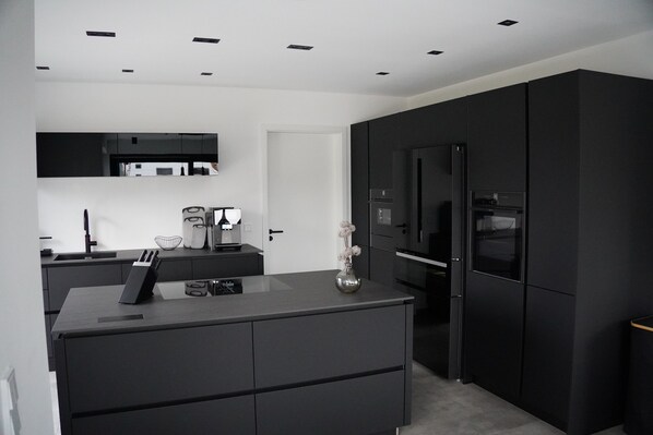 Micro-ondes, four, plaque de cuisson, lave-vaisselle