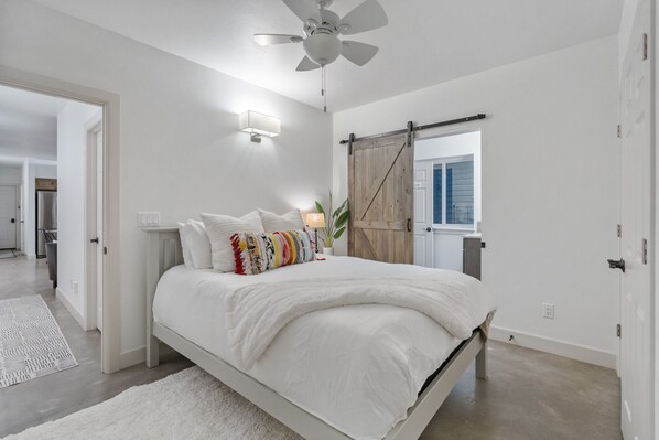 2 bedrooms, iron/ironing board, travel cot, free WiFi - Casita Azul: Loft-Style Living (Telluride)