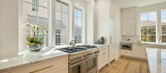 "62 Blue View" Lakefront Private Pool Short Walk to the Beach