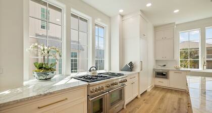 "62 Blue View" Lakefront Private Pool Short Walk to the Beach