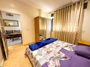 2 soverom, skrivebord, reiseseng for barn og wi-fi