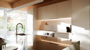 Een koelkast, een magnetron, een oven, een kookplaat