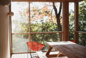 Outdoor dining - Tree house Chez Leon (petite rivière saint françois)