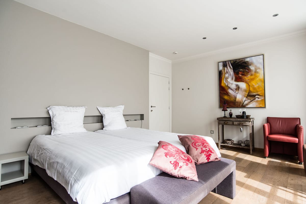 Suite – comfort | Safe på rommet, lydisolert og wi-fi (inkludert)