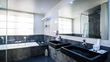 Superior Double Room | Bathroom