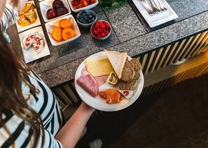 Petit déjeuner buffet (20 EUR par personne)