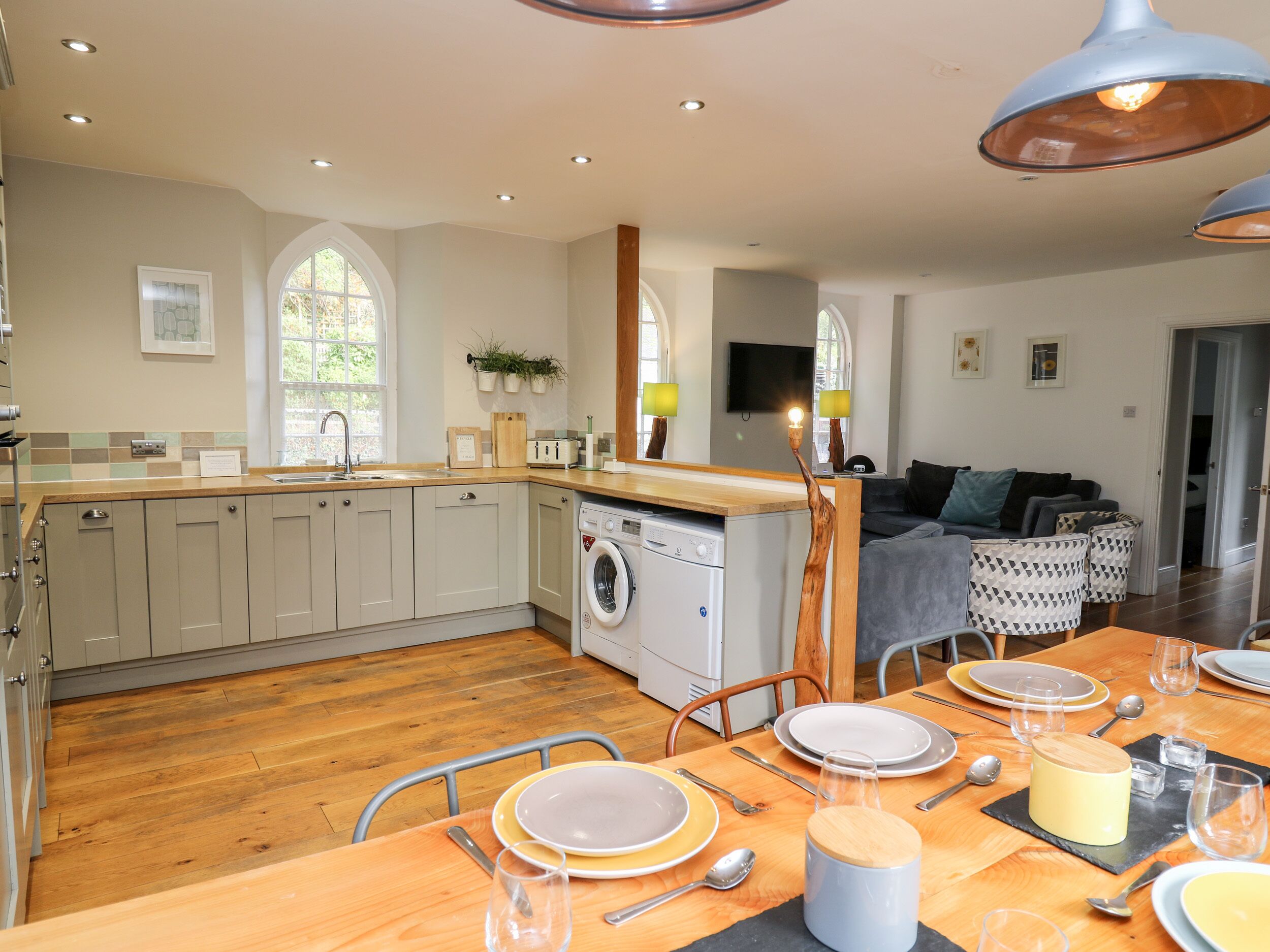 Køleskab, opvaskemaskine, elkedel, brødrister