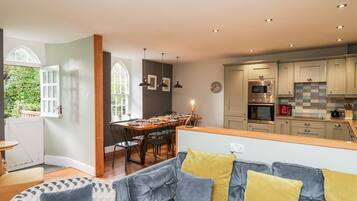 Tủ lạnh, máy rửa bát, ấm điện, lò nướng bánh mì