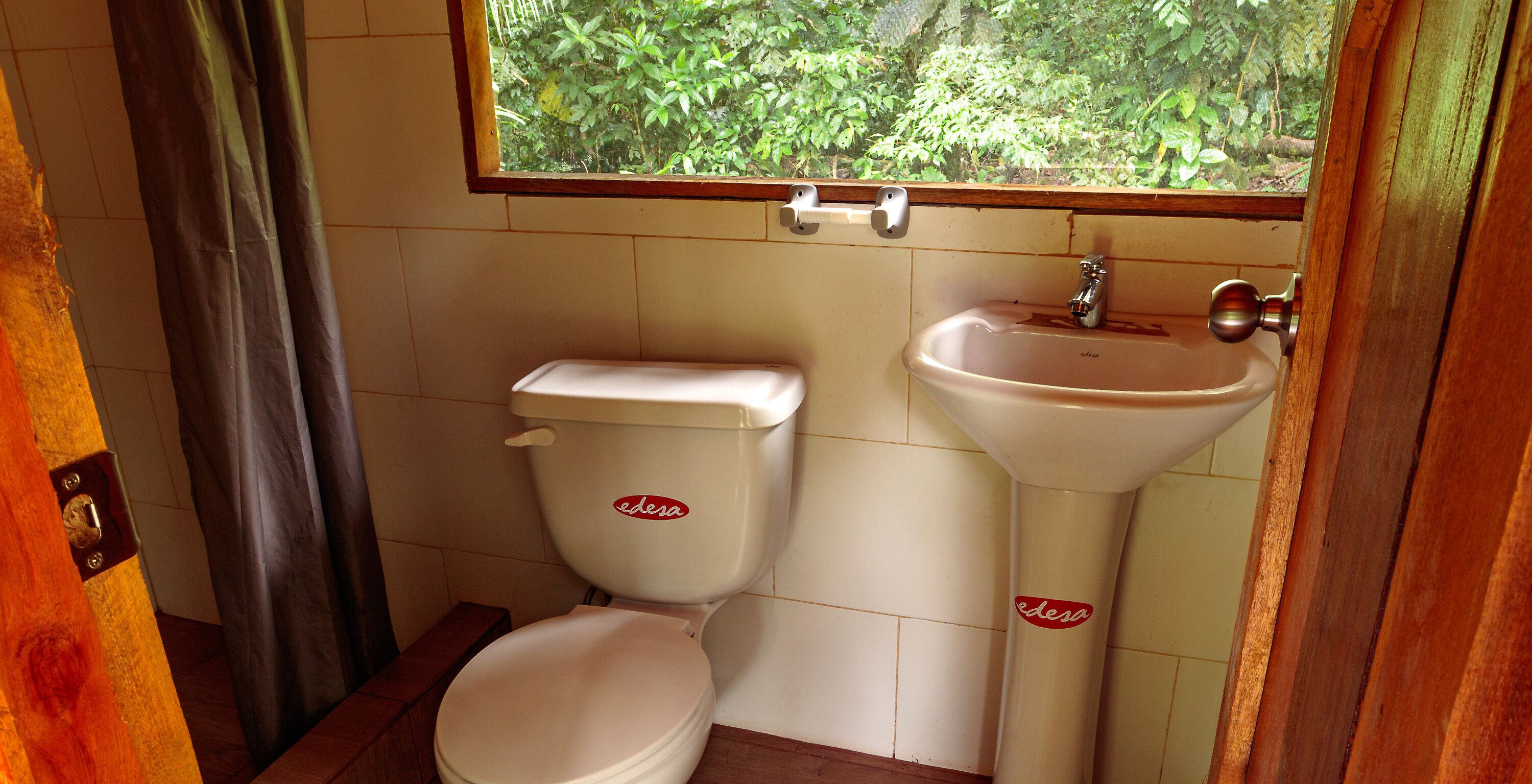 A bathroom with a toilet and sink, both labeled 'edespa'.