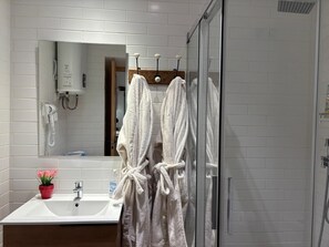 Deluxe Studio | Bathroom | Shower, free toiletries, hair dryer, bathrobes - El Aljibe Relax (Córdoba)