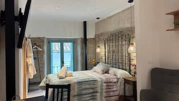 Deluxe Estudio 8 | Premium bedding, down comforters, Select Comfort beds, soundproofing