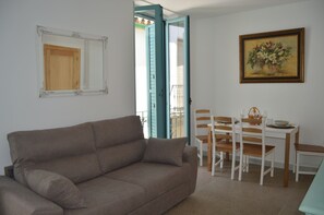 Lägenhet Superior | Vardagsrum | 32-tums LED-tv med kabelkanaler, nya filmer och betalfilmer