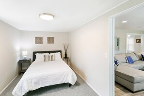 3 Schlafzimmer, Schreibtisch, Bügeleisen/Bügelbrett, Reisekinderbett