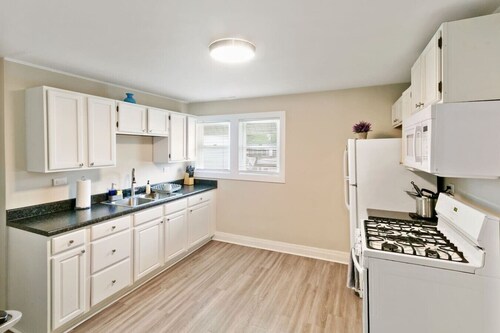 Newly UPD home in DT Libertyville Near Naval Base!