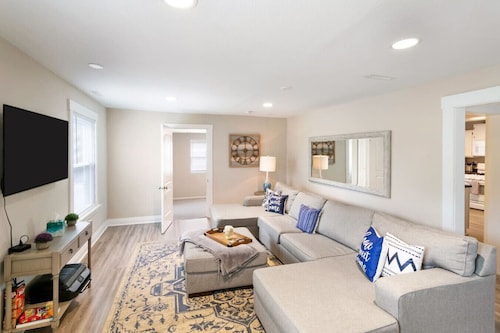 Newly UPD home in DT Libertyville Near Naval Base!