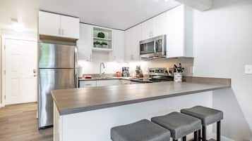 Coffee/tea maker, fridge, microwave, oven