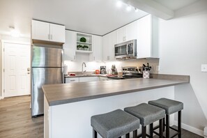 Refrigerador, microondas, horno, placa de cocina