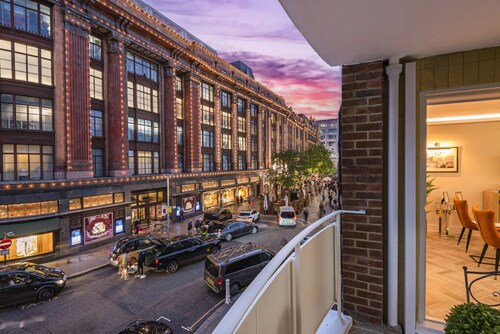 Luxury Living in Knightsbridge | Balcony Views of Harrods, 2BR/2BA with AC