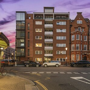 Exterior - Elegant 2BD Knightsbridge Retreat Steps from Harrods (London)