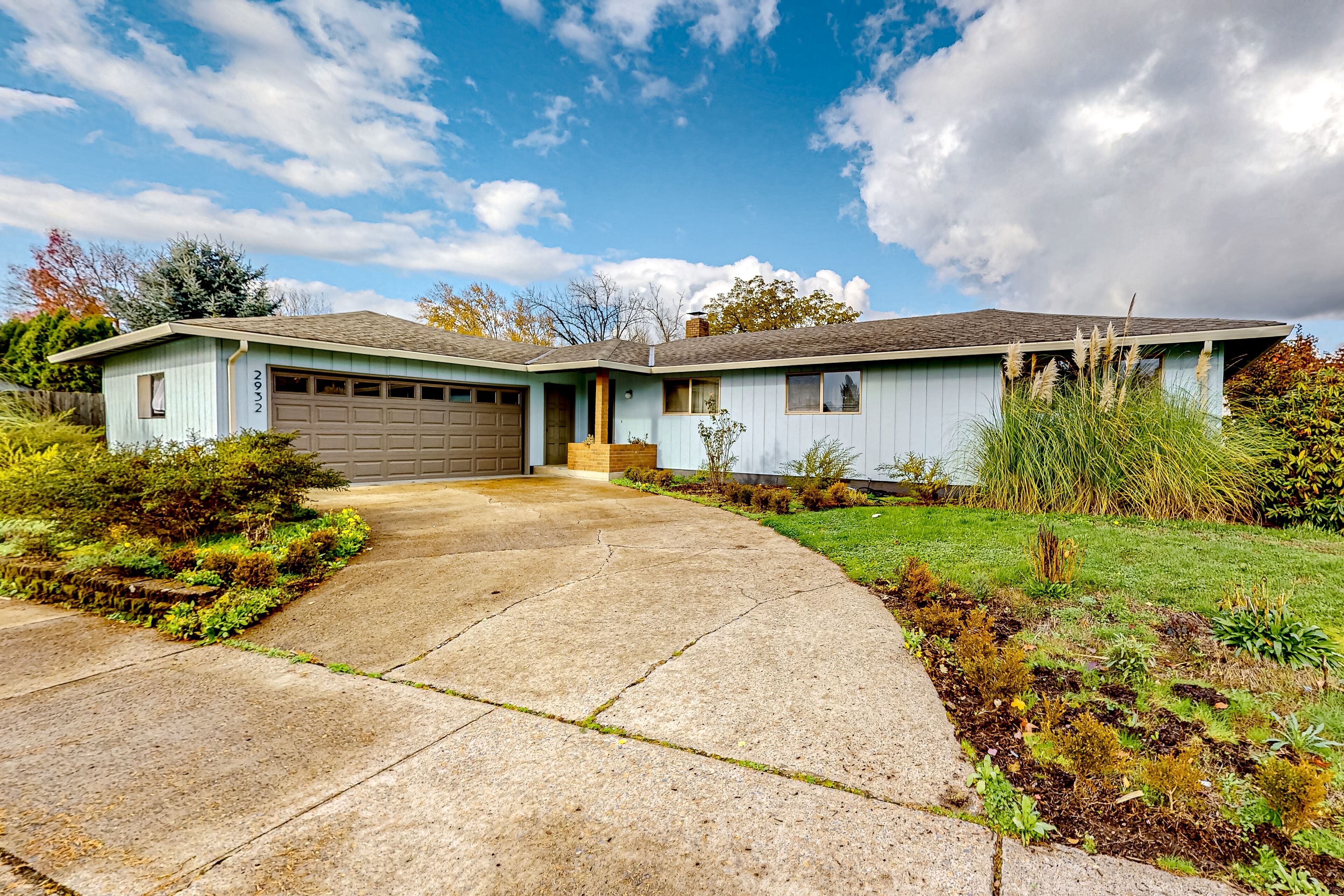Home near downtown with two living areas, patio, grill, streaming, & AC
