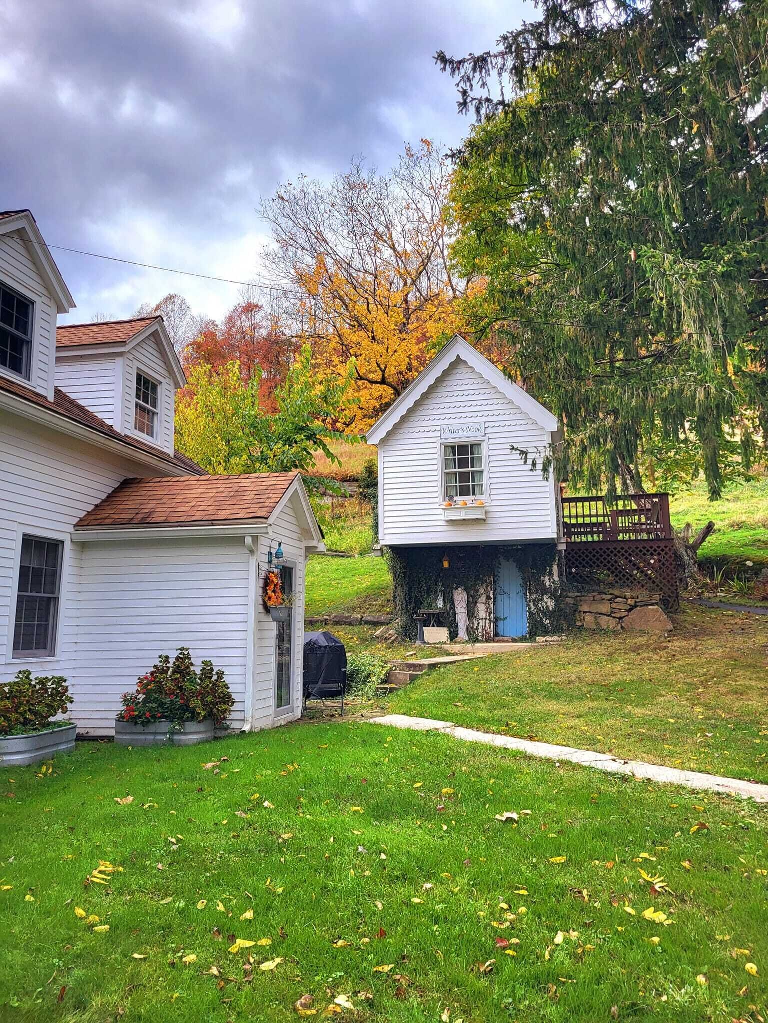 Quaint writer's nook on the river amongst Appalachian tranquility. Pet friendly!