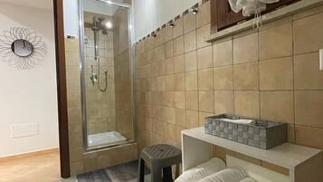 Shower, hair dryer, bidet, towels