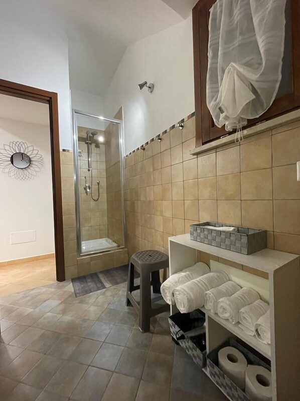 Bruser, hårtørrer, bidet, håndklæder