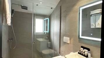Triple Room | Bathroom | Separate tub and shower, free toiletries, slippers, towels