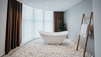 奢华双人房, 1 张特大床 | 办公桌、免费 WiFi