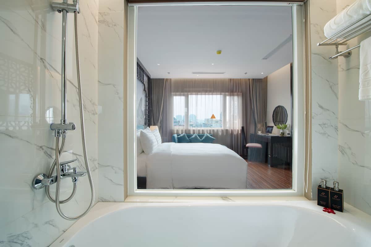 1 bedroom, premium bedding, memory-foam beds, minibar