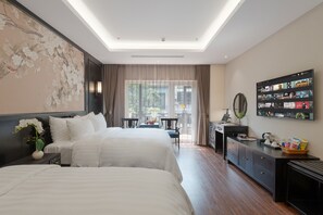 Tremannsrom – familie, byutsikt (Family Room City View) | Sengetøy av topp kvalitet, memory foam-senger, minibar og safe på rommet