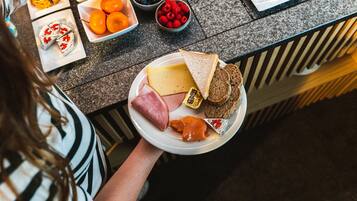 Tägliches Frühstücksbuffet (20 EUR pro Person)