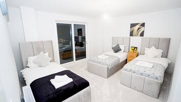 Luxury Apartment | 3 bedrooms, iron/ironing board, free WiFi