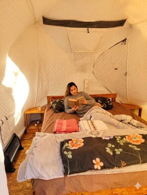 Tienda exclusiva, 1 cama de matrimonio, baño compartido (1) | Escritorio, espacio para trabajar con un portátil, cortinas opacas