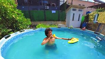 مكتب ومساحة عمل للكمبيوتر المحمول وستائر تعتيم وتجهيزات عازلة للصوت