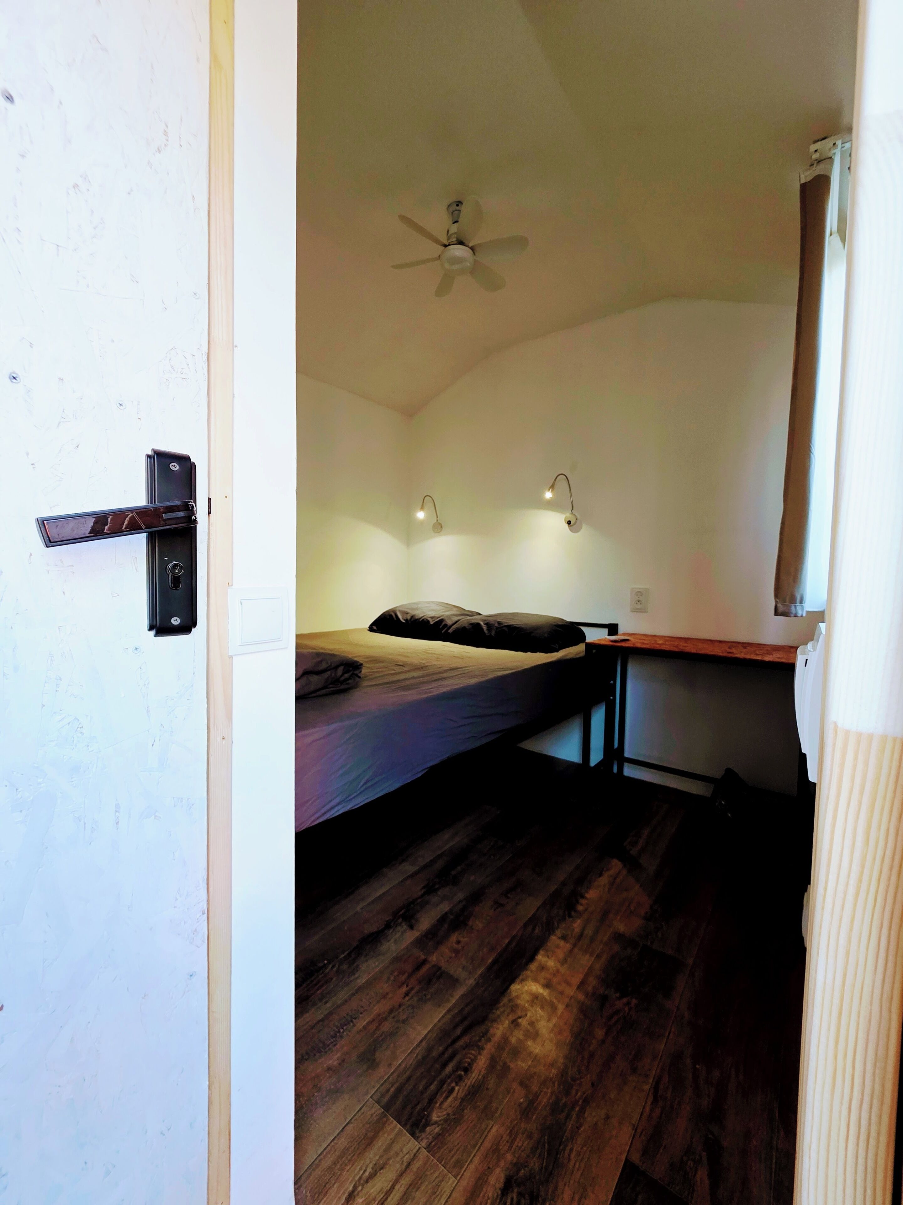 Cabaña básica, 1 cama de matrimonio, no fumadores, baño privado (1) | Escritorio, espacio para trabajar con un portátil, cortinas opacas