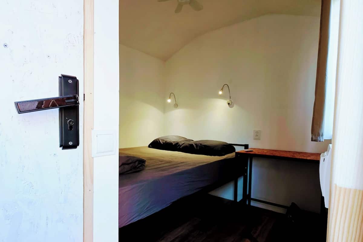 Cabana básico, 1 cama Queen, para não fumantes, banheiro privativo (1) | Escrivaninha, espaço de trabalho para notebook, cortinas blackout