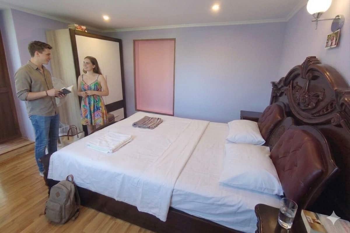 Basic-Doppelzimmer, 1 Queen-Bett, Gemeinschaftsbad (1) | Schreibtisch, laptopgeeigneter Arbeitsplatz, Verdunkelungsvorhänge