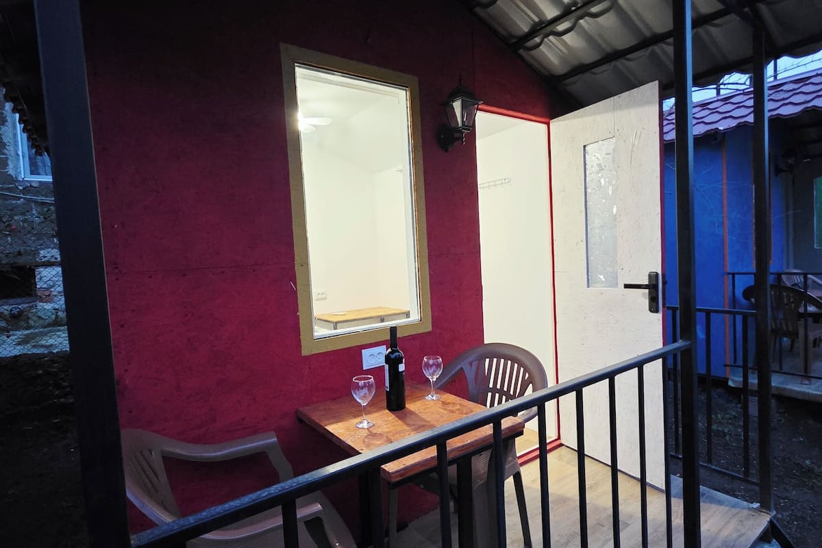 Cabana básico, 1 cama Queen, banheiro compartilhado (1) | Escrivaninha, espaço de trabalho para notebook, cortinas blackout