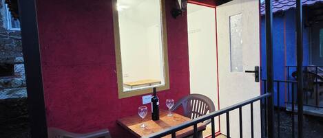 Basic Cabin, 1 Queen Bed, Shared Bathroom (1)