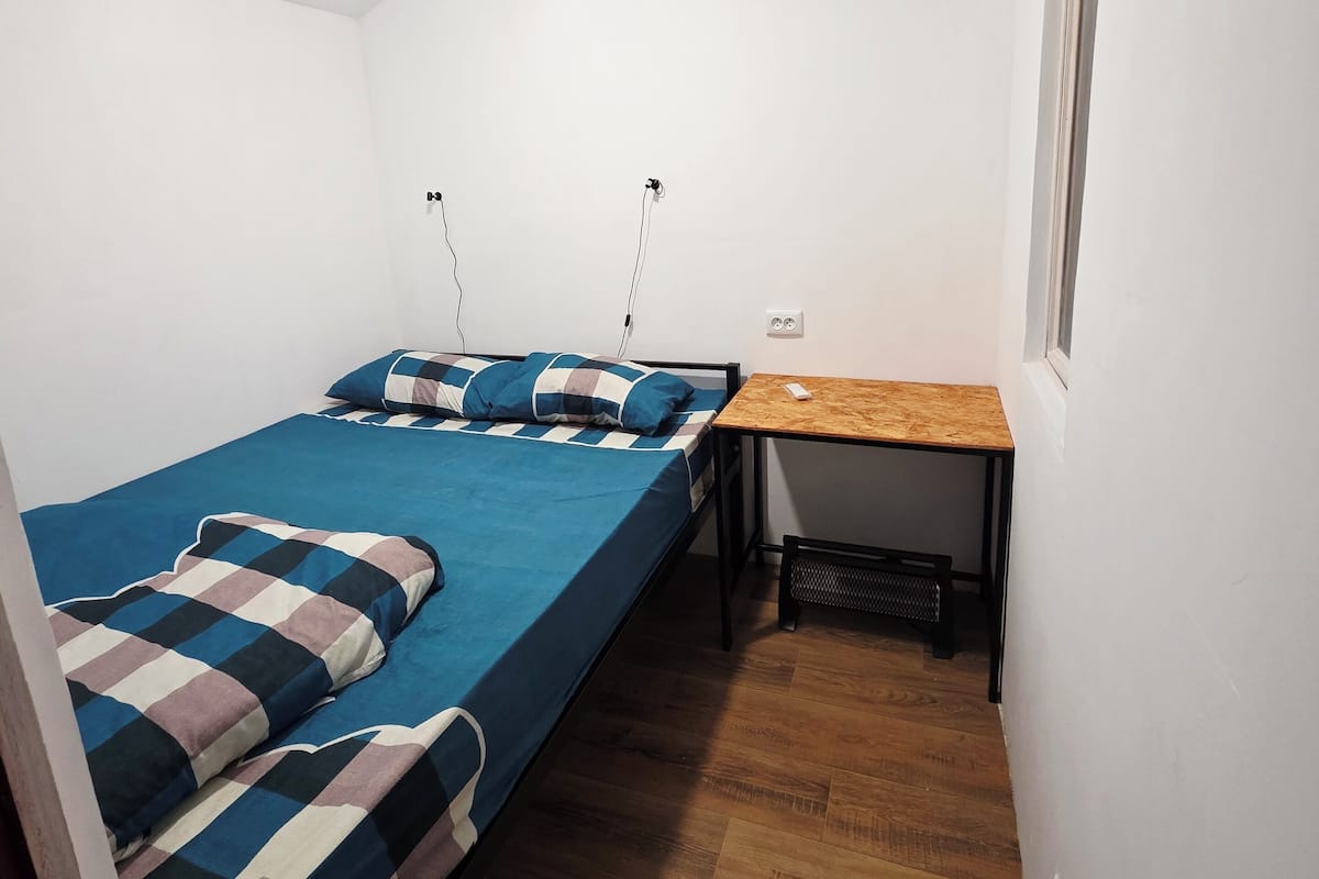 Perusmökki, 1 keskisuuri parisänky, jaettu kylpyhuone (1) | Työpöytä, kannettavalle tietokoneelle sopiva työtila, pimennysverhot