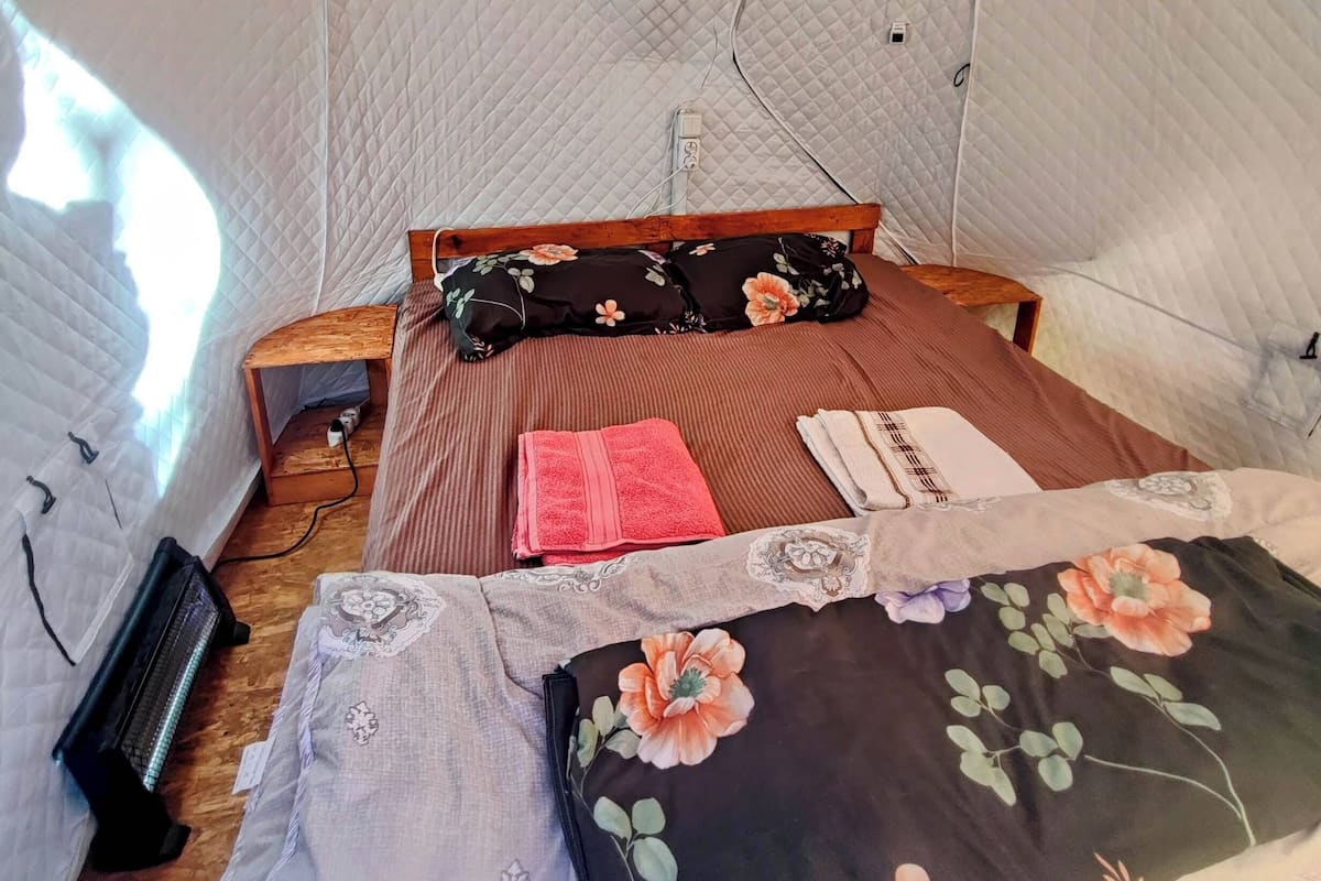 Exclusieve tent, 1 queensize bed, gedeelde badkamer (1) | Een bureau, een laptopwerkplek, verduisterende gordijnen