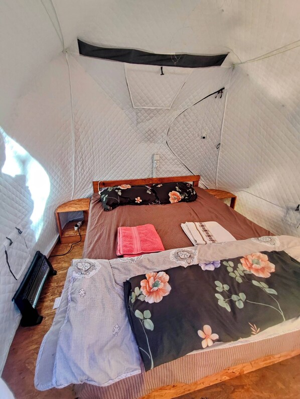 Exclusive Tent, 1 Queen Bed, Shared Bathroom (1)