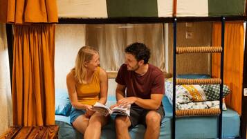 مكتب ومساحة عمل للكمبيوتر المحمول وستائر تعتيم وتجهيزات عازلة للصوت