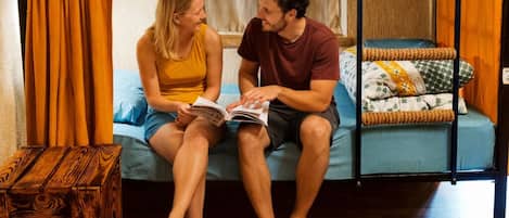 Dormitorio compartido clásico, dormitorio mixto (4) | Escritorio, espacio para trabajar con laptop y cortinas blackout